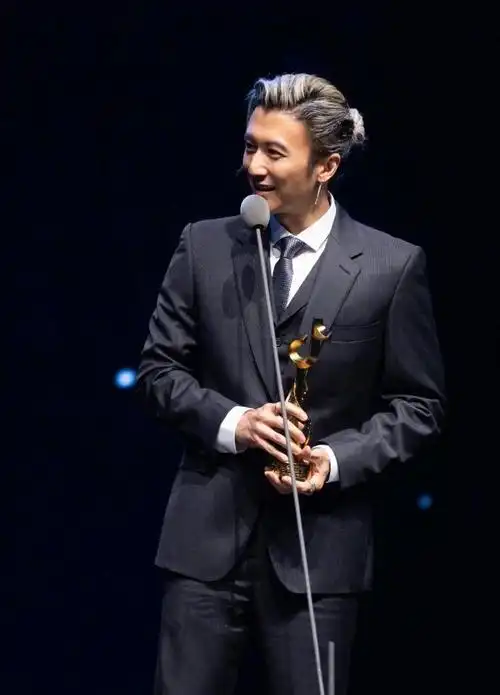 谢霆锋酷劲十足;《海关战线》即将上映,大咖携手谁能挡?