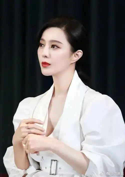 ">但是不得不说,范冰冰长得最不好看的地方就是她的耳朵范冰冰.