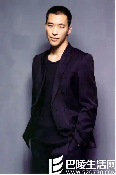 黄立行一九七四年出生于台湾,华裔美国人,年轻时期曾与哥哥以及表弟组