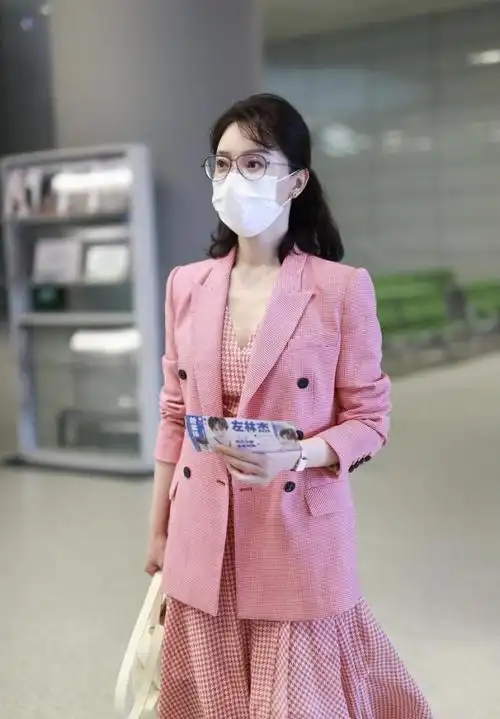 陈数真洋气穿红白色千鸟格套装搭配粉色格纹西装亮相端庄优雅