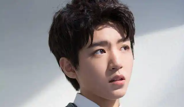 其实脸颊两边是肉肉的,刚好就是完美的心形脸,王俊凯瘦了之后,脸型就