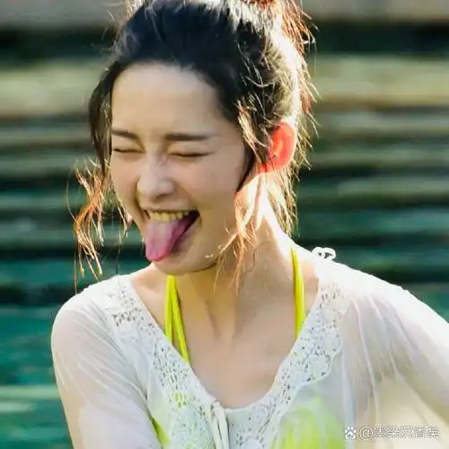 照片中的李沁身穿白色薄纱裙,扎丸子头,娇媚迷人.