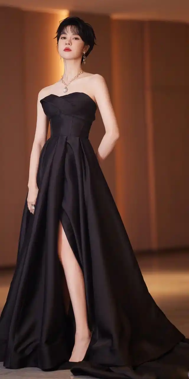 郁可唯红唇短发黑裙壁纸写真