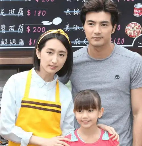 曝贺军翔背着妻子吻辣妹,葛斯齐称手握猛料,经纪人不敢正面回应_网友