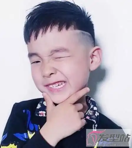 小男孩眉上刘海发型脸型圆润的小男孩,很适合剪眉上刘海短发,刘海是