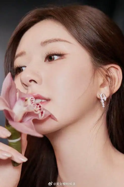 赵露思白裙仙气飘飘 手捧花束笑颜如花美出新高度__财经头条