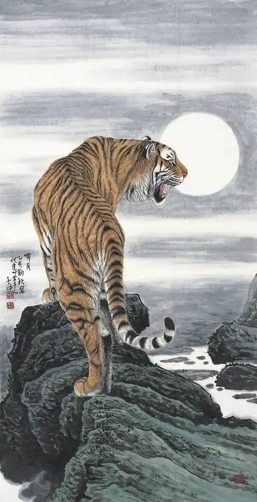 表情凝重,凝视远方思考着什么,小虎神志呆萌,顽皮可爱,无忧无虑的样子