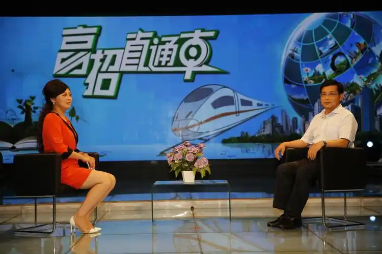 校长赵健到郑州教育电视台录制访谈节目