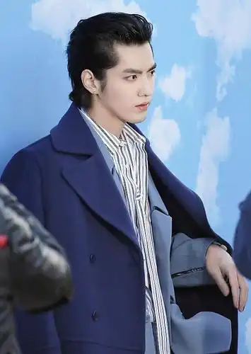 吴亦凡与贝拉同席头排看秀 时尚西装梳大背头 男帅女靓非常养眼