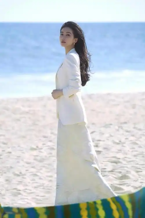刘诗诗白裙迎海风,飘逸发丝尽显温柔气质