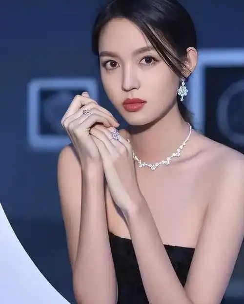 窈窕淑女张梓琳,拍杂志大片显高挑身材,网友:魔鬼身材天使面庞_网易