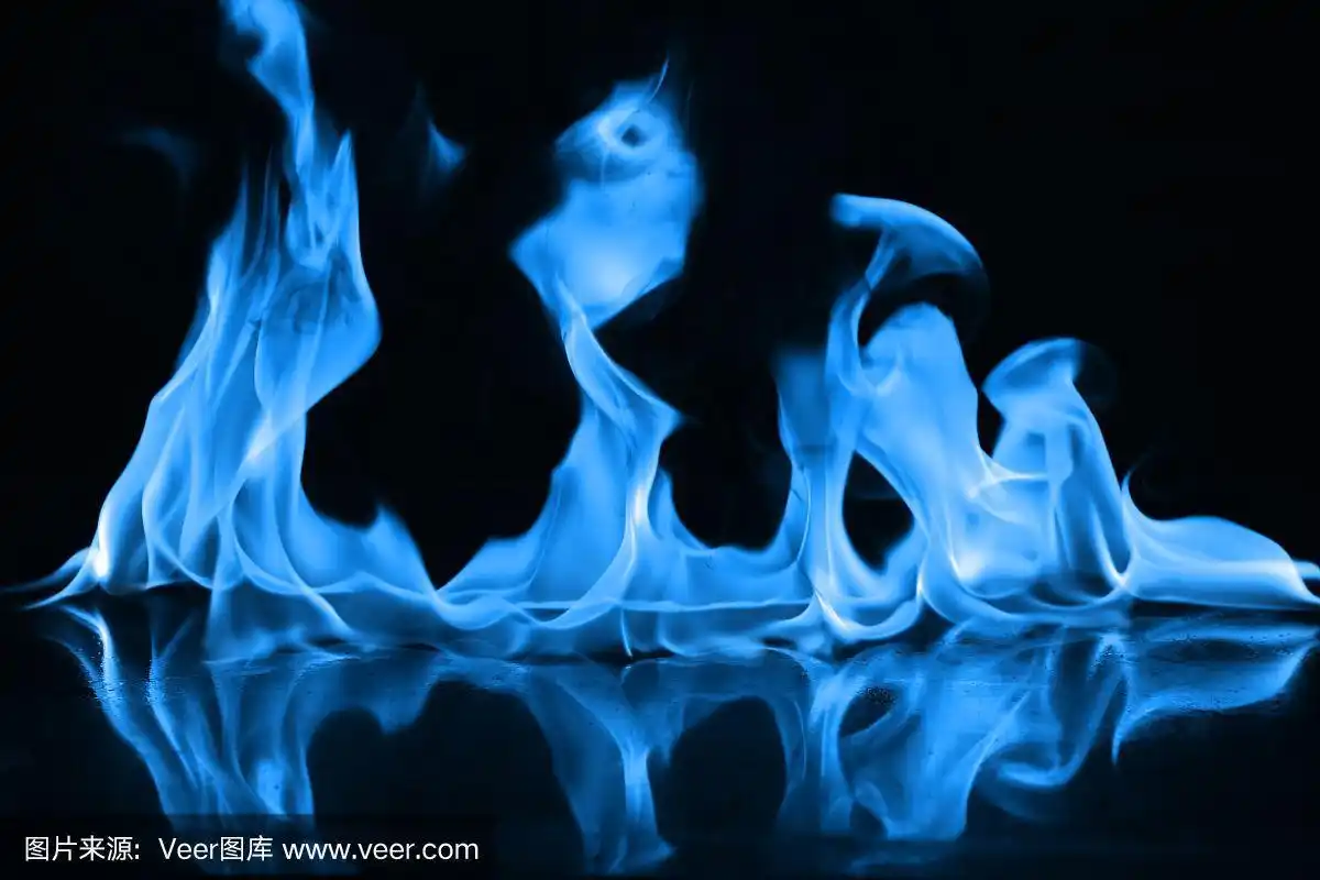 美丽的蓝色火焰火焰在黑色的背景