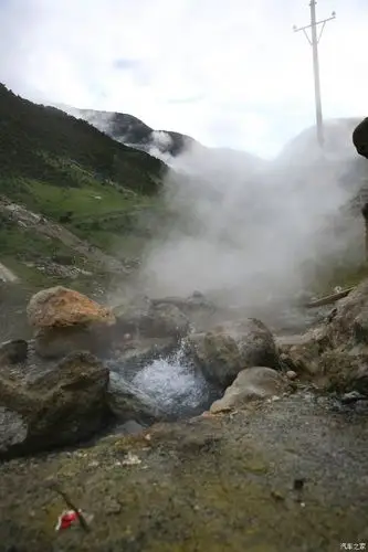 措普沟的温泉泉眼,出水口温度90多度,蹲在旁边明显感觉到烤的荒