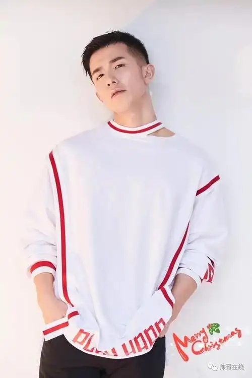 龚子棋李向哲在家脱衣这么玩!两身腱子肉惹网友尖叫!