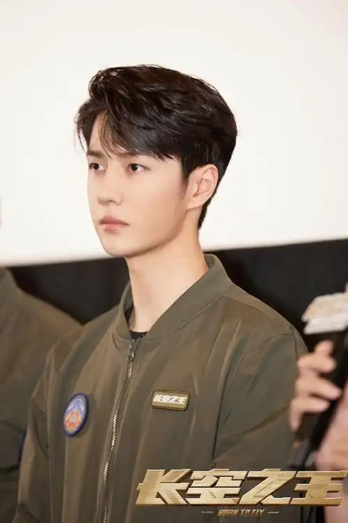 王一博雷宇侧颜海报##王一博长空之王侧颜海报