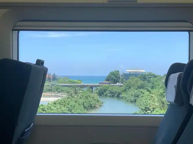 坐海南环岛高铁时拍的