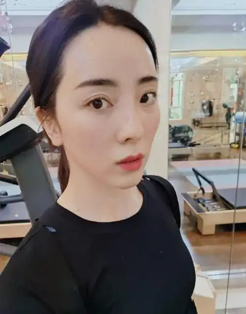 35岁李思思穿灰色t恤搭配紧身裤,运动风十足!素颜没有瑕疵