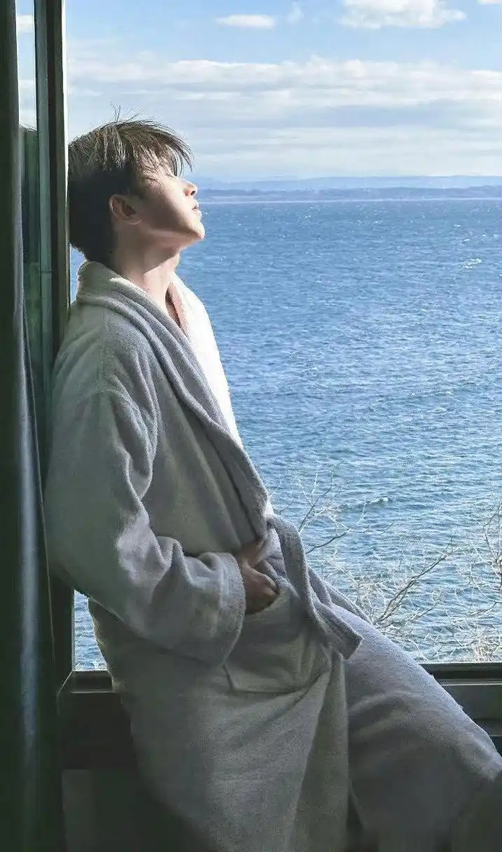 蔡徐坤窗边浴袍照,穿着浴袍吹海风的帅哥过分养眼了!