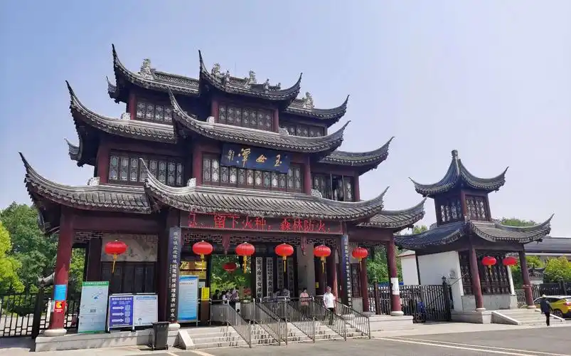 玉女山庄位于宜兴市莲子山上,距城区23公里.