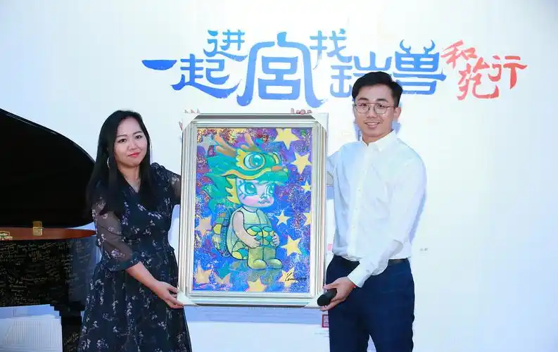 泡泡玛特王宁出席"一起进宫找瑞兽-关爱自闭症儿童"慈善晚宴