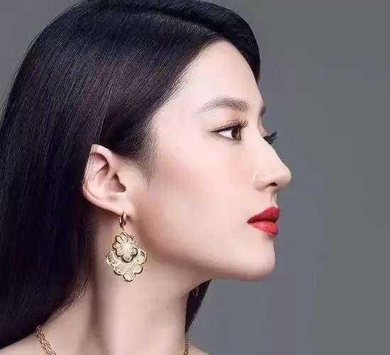 迪丽热巴的这个"侧颜杀"并不是所有明星都敢做