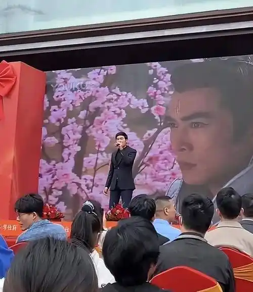 从照片可以看出,焦恩俊的容貌也经历了不少变化,虽然整体依旧帅气,但