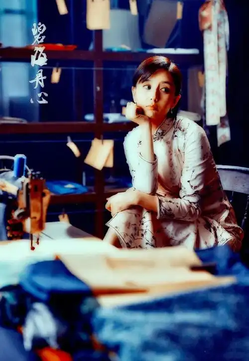 佟丽娅新剧造型曝光旗袍风衣全上阵上演民国时装秀