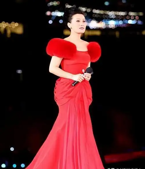 谭晶不但歌唱得好,而且长相漂亮,多次成为时尚杂志封面人物