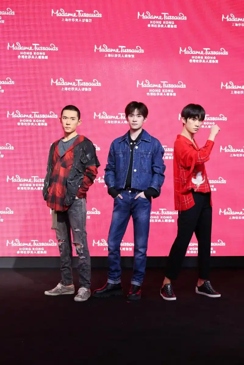 易烊千玺和蜡像,也太逼真了,都分不清