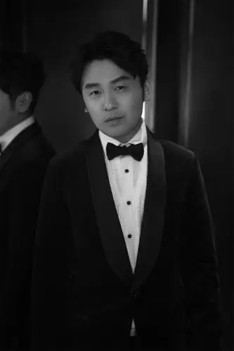 雷佳音出席芭莎慈善夜 主持首秀为爱助力