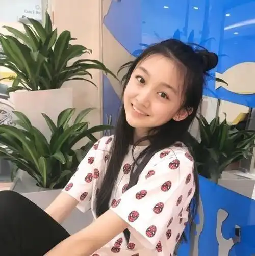 这部剧播出已经好几年了.曲芷含长大后,似乎也长开了.