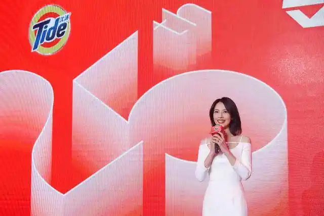 高圆圆久违亮相携手汰渍新媒体艺术展呈现科技与艺术完美融合