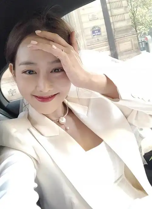 白色女总裁,优雅名媛的女孩子头像,女生照片 女头 车内自拍 项链 手