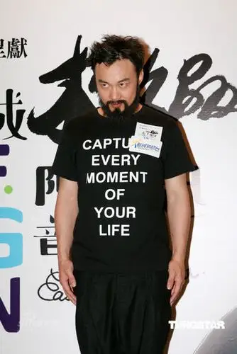 继续搞怪新浪娱乐讯 陈奕迅日前在香港举办了一场小型演唱会,以大胡子