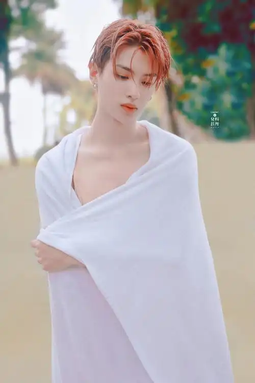 黄明昊海边浴巾写真