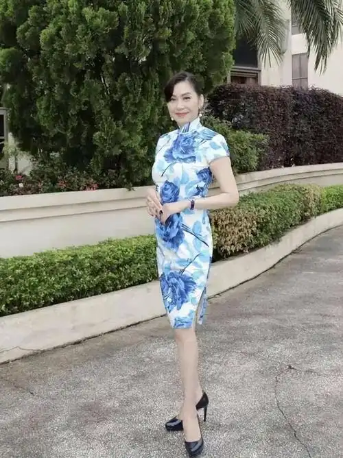 邝美云人美心更美,做慈善没有浓妆艳抹,实在展现真实自己|娱乐圈|旗袍