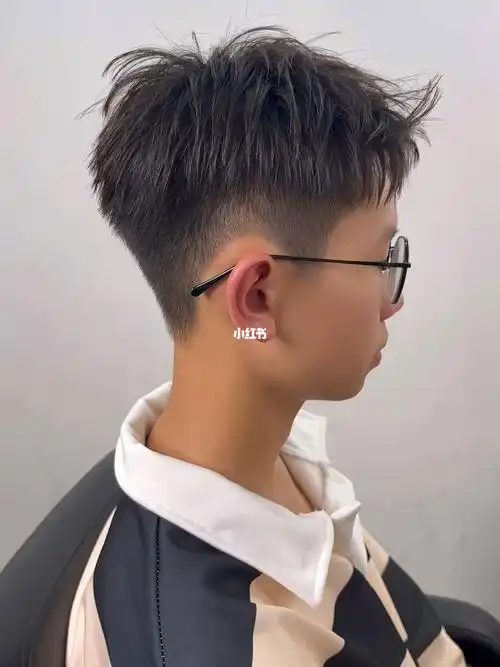 太素的,可以尝试这款微分碎盖,不长不短,干净阳光有型的感觉#男士发型