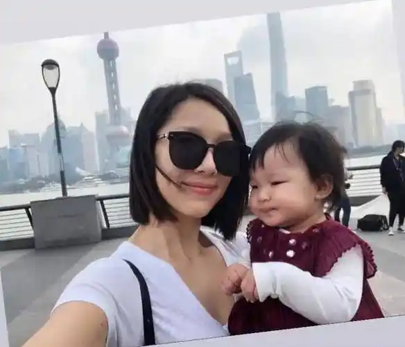李亚男带女儿游玩,宝宝长得像王祖蓝,怪不得要二胎_网友_活动_人物