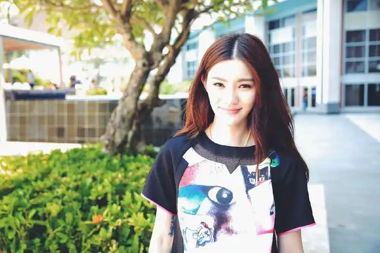 p>沐奕杉,出生于湖北省武汉市,中国内地流行乐女歌手,影视演员,平面