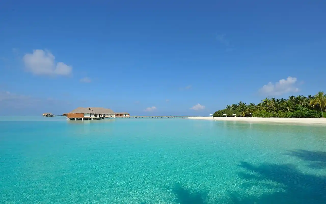 唯美浪漫海滩上的房屋