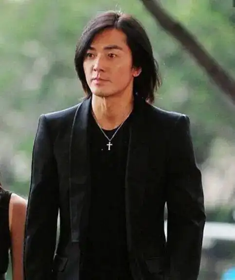 "古惑仔"郑伊健:曾比四大天王还红,为何落魄?陈小春一语道破