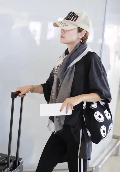 马伊琍现身机场穿紧身微喇校服裤显腿细没化妆素颜也好看