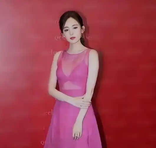 在女明星的众多穿搭中,古力娜扎的粉色礼服绝对是最引人注目的焦点.