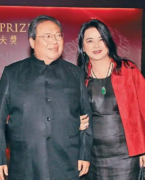 原创玉女胡慧中憔悴现身街头老公行贿入狱近3年她曾写149封求情信