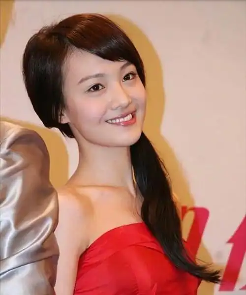 郑爽出道第一次公开现身旧照曝光纯天然的她好仙好水嫩