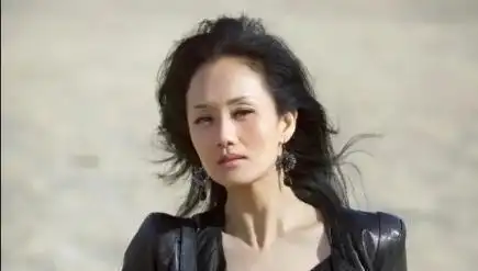 李颖:"儿子"是张翰,女儿是金紫薇,如今52岁依然魅力不减