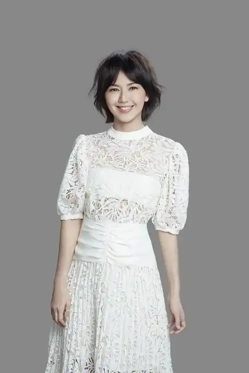 孙燕姿40依然有少女脸穿衬衫裙配厚底靴状态保持得真好