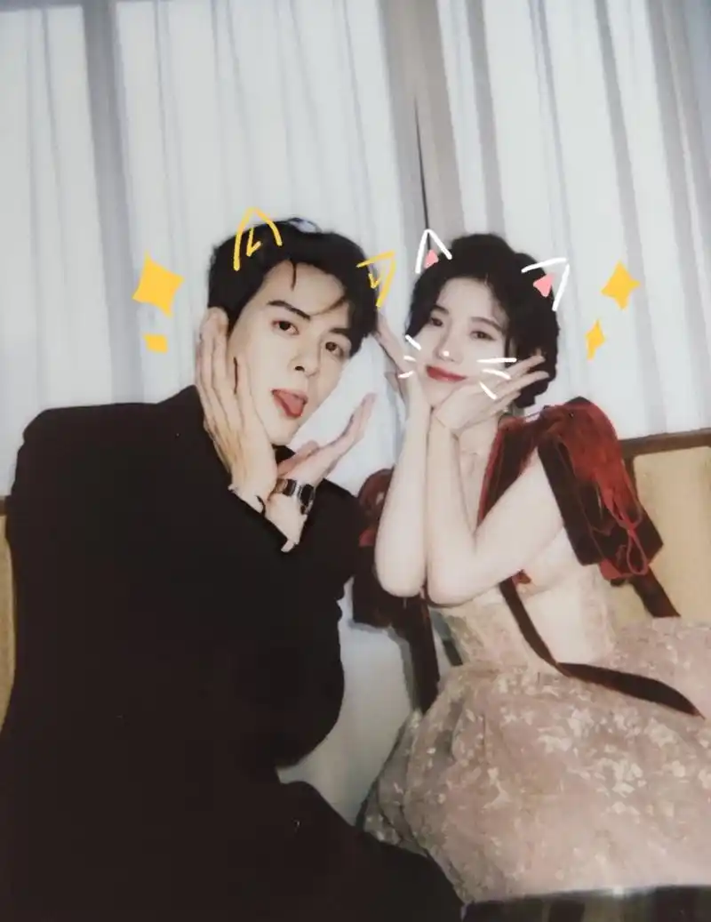 鞠婧祎曾舜晞合体营业被捧脸的小鞠表情丰富