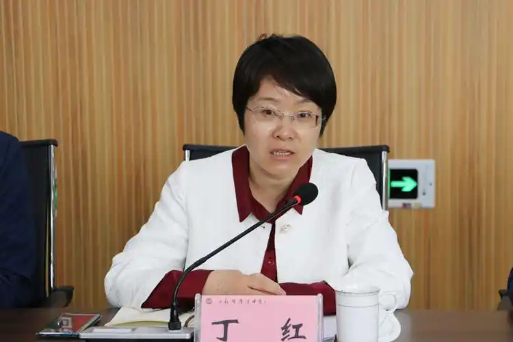 4月17日上午,宜兴市教育系统相关领导一行62人在马敏局长带领下,到