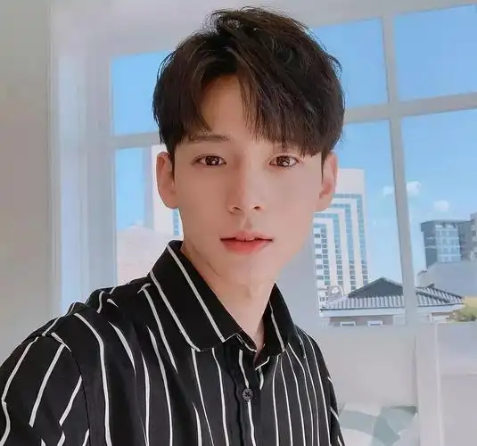 男生没有锡纸烫也很帅这几款春夏潮流发型很流行